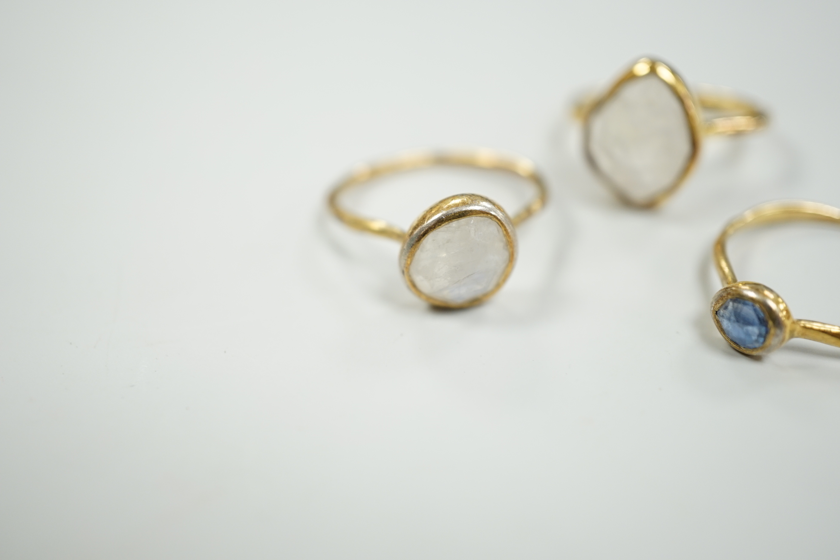 Three assorted yellow metal and single stone labradorite? set rings, gross weight 5.1 grams.